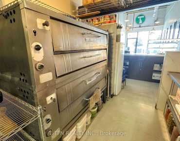 
Eglinton Aven Oakwood Village商业用地规划为中心商业区物业占地904平方尺
