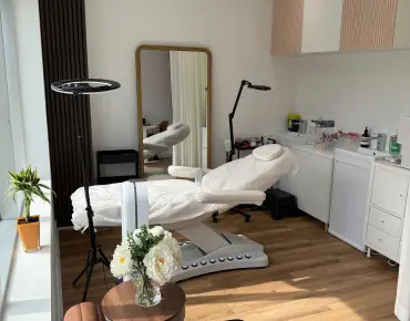 1662 Bloor St High Park North商业用地规划为零售物业占地802平方尺