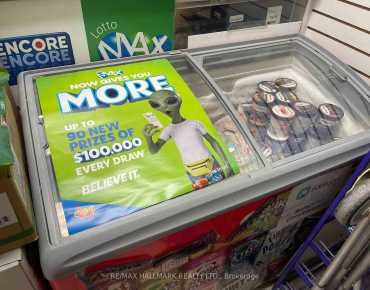 
Steeles Aven York University Heights商业用地规划为商业物业占地3,000平方尺