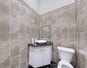 
Yonge Stre Thornhill商业用地规划为购物中心商业物业占地368平方尺