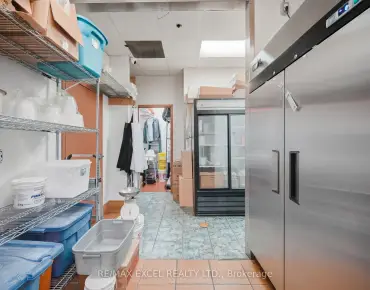 #15 - 441 Clark Ave Crestwood-Springfarm-Yorkhill, 旺市商业用地规划为Commercial C4并占地1950.00平方尺
