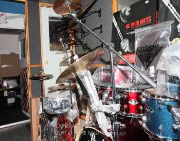 
586 Bloor St W Annex, Toronto is zoned as Commercial with total area of 1600.00 sqft